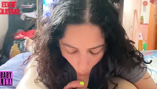 Puta Arjantinli babyluna939 yarağımı emiyor ve sütüm bitene kadar göğüslerimle bana elle muamele çekiyor ve