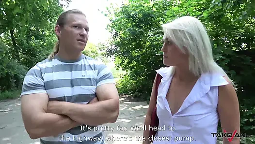 Blondine mit dickem arsch reitet einen schaft auf dem van-rücksitz