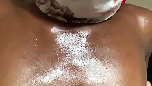 Heißes zierliches teen browngurl234 genießt sinnlichen moment, der ihre möpse streichelt