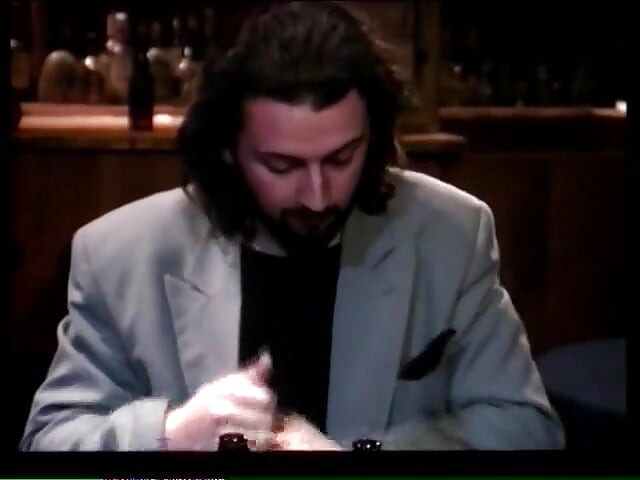 Dziewczyny same w barze zostają zerżnięte przez napalonych facetów