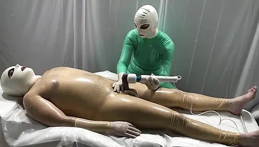 Lateks Danielle - doktor hastayı muayene ediyor