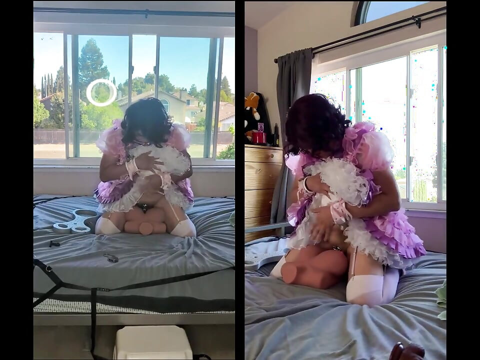 Pembantu banci satin merah muda lagi asik boneka seksnya sambil dikunci