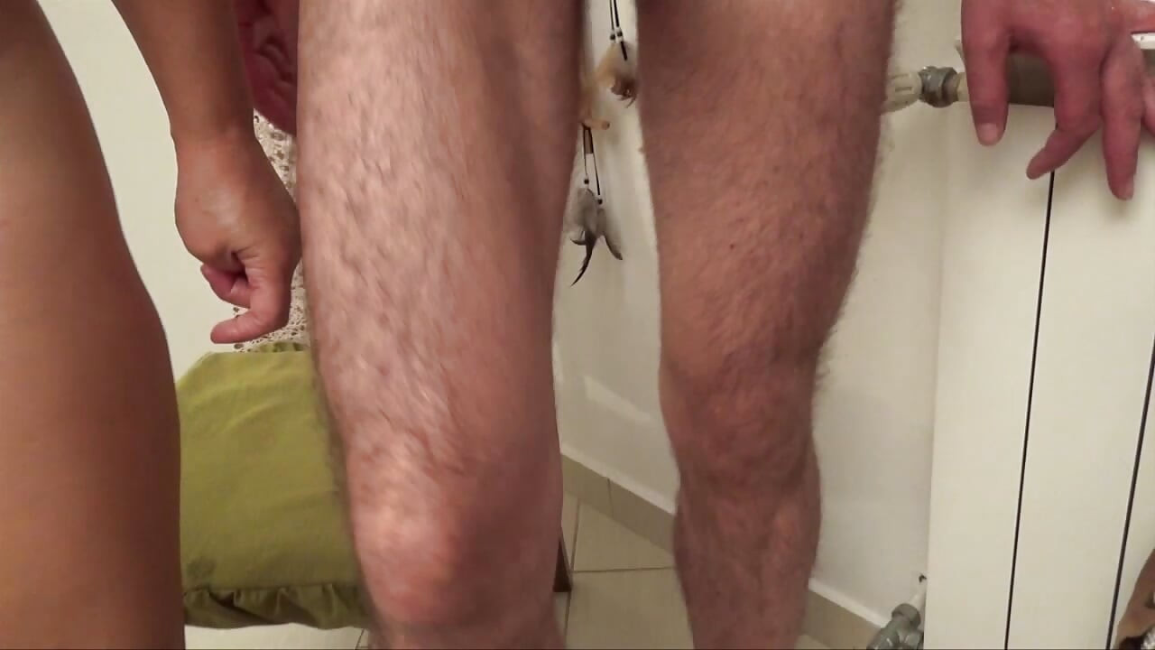 Dva mlada kurca od zrele, droljaste Talijanka