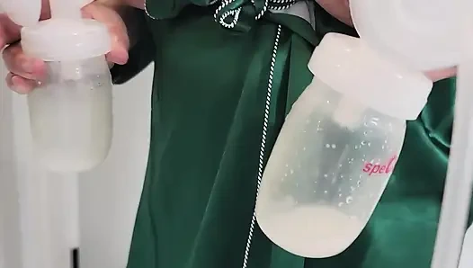 Üvey oğlu için büyük azgın üvey anne süt sağıyor