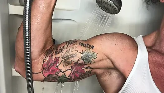 Fantasi lenjat mandi: kandy flexes dan merobek tank top-nya