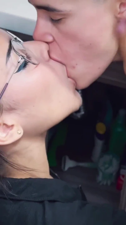 你想要我帮助你吗？ 水管工在我的身上暗示自己，最后吮吸了我的剪刀 |剪辑 1