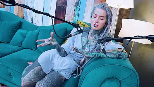 Ich spreche über Z - zeal - ASMR podcast SFW spricht goth dünnes mädchen dreadlocks tattoo-modell inked mädchen