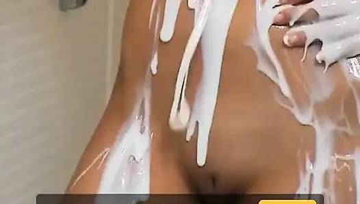 Sasha si gadis remaja hot rambut cokelat lagi asik ngusap memeknya di kamar mandi