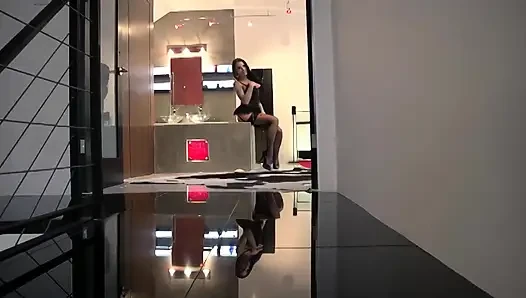 Meine Frau, eine sinnliche Frau mit festen titten und dunklen haaren, bekommt es in ihren mund gelegt