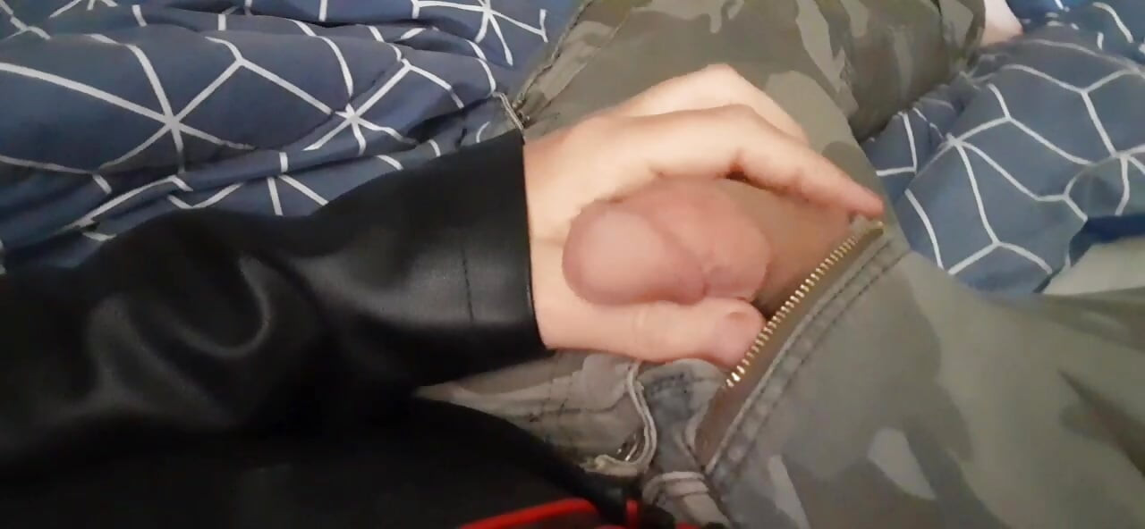 Une motarde se branle dans le lit de sa coloc