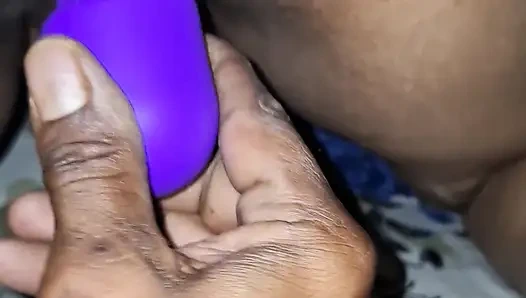 Memek tante seksi ini dipijat dengan sensual