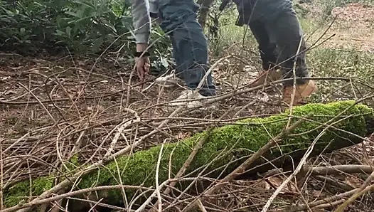 Жена-милфа в лесу в настоящем любительском видео.