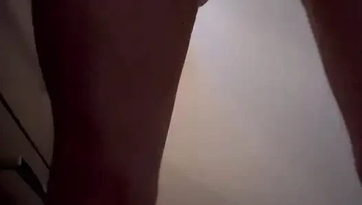 Sürtük dişlerini fırçalıyor