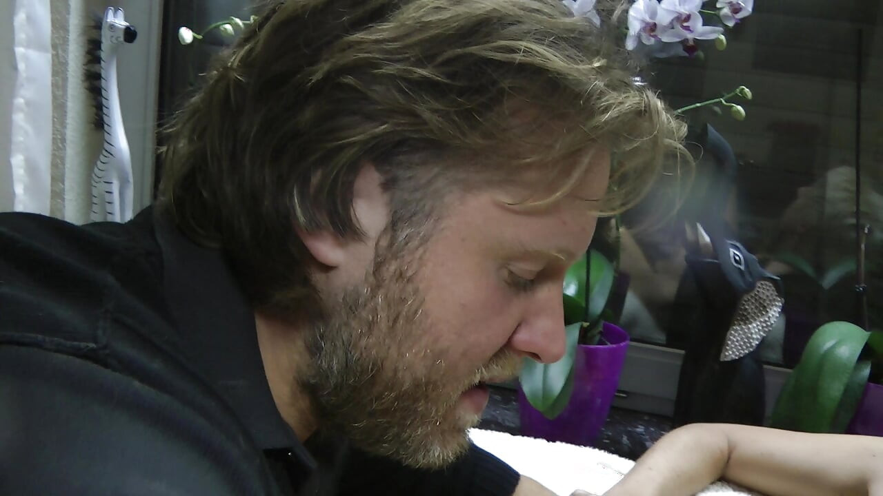 Dona de casa com tesão fode com homem quente