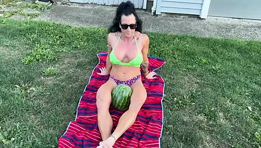 Kaslı orta yaşlı seksi kadın kandys karpuz ezme hakimiyeti