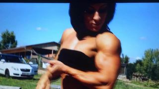 Una sexy bodybuilder sfacciata che flette i suoi bicipiti