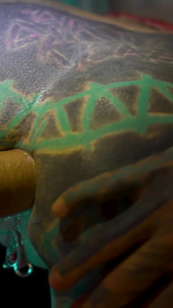 Keselamatan kote hitam besar menangkap seorang awek bertatu mengongkek pepeknya dengan begitu baik sehingga dia mengongkek duburnya | Klip 1