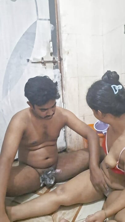 Adik tiri dan adik tiri berbagi ranjang dan ngentot habis-habisan
