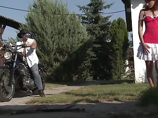 Lo stallone motociclista mette in piedi una ragazza della fattoria con le sue piccole tette e si ferma per fare sesso
