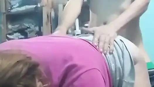 Ich lutsche seinen arsch, ich ficke ihn doggystyle, während ich mit einem Handy nehme