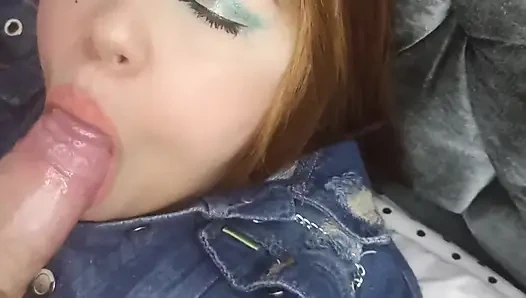 Cristi bir hamburger istiyor ve ben onun için aldım ama bana iyi bir yarak emiyor