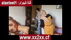 Isteri MILF Mesir dikongkek gaya doggy