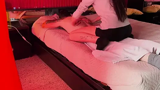 Sürtük masöz müşterinin yüzüne oturuyor ve son damlasına kadar yarağını götüne sokuyor