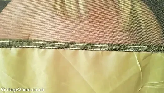 Ibu-ibu penggoda menggodamu dengan sperma hangat di luar ruangan!