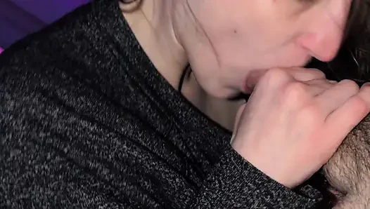 Ateşli amatör evli kadın profesyonel gibi yarak emiyor ve sonra boşalana kadar kocasının büyük yarağı tarafından sikiliyor