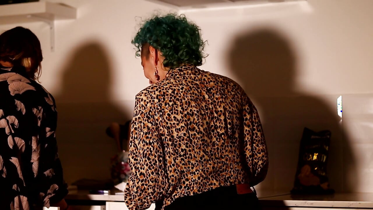 FFFM Seks berempat! Apa yang Bermula Sebagai Makan Malam Mudah Menjadi Pesta Seks Pasangan Merentas