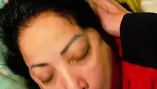 Üvey anneme ağzında yarağımla sürpriz yapıyorum ve dölümü yutuyor