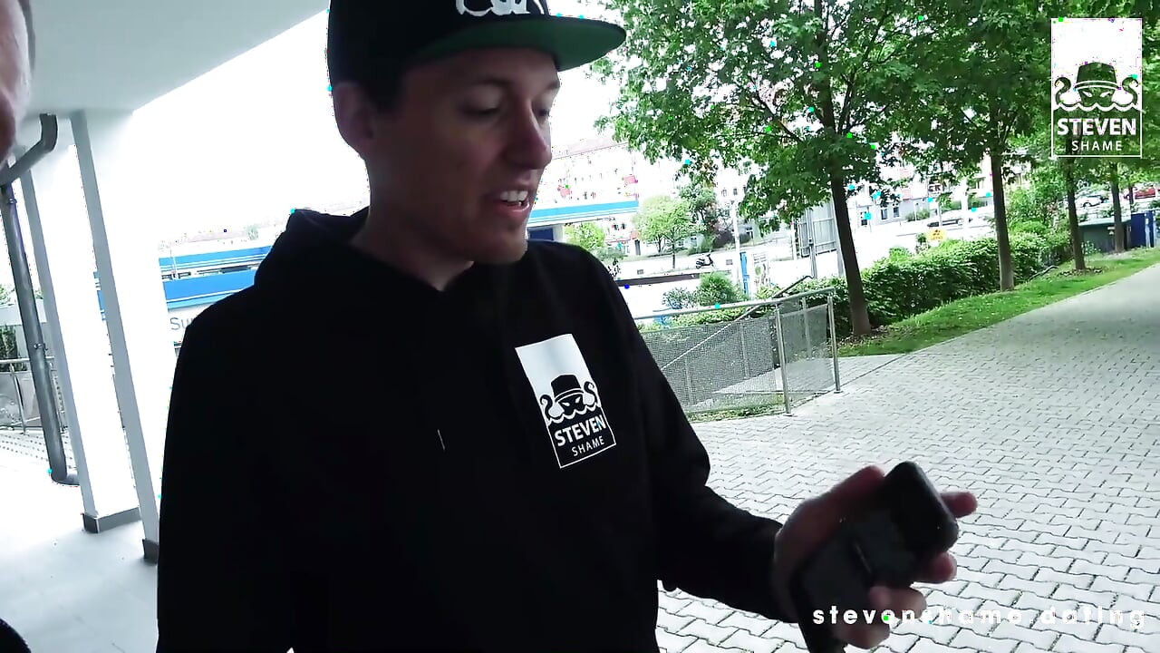 Traviesa milf gótica Sidney Dark necesita una paliza