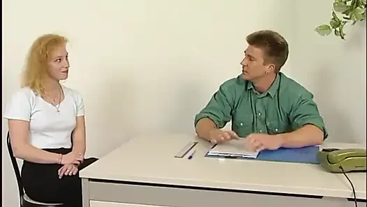 Ateşli kız büyük bir yarak amını sert sikerken inliyor