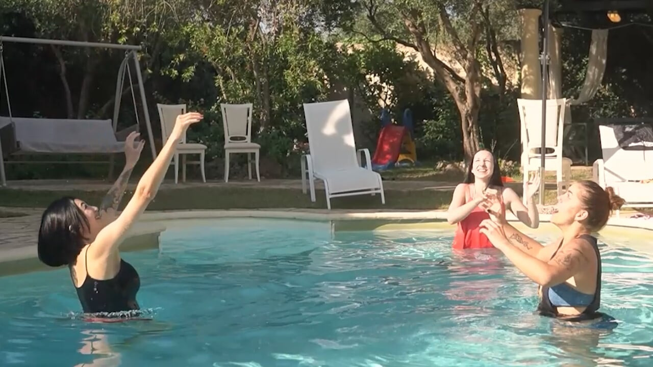 Alătură-te fetelor pentru un joc sfârâit de striptease volei