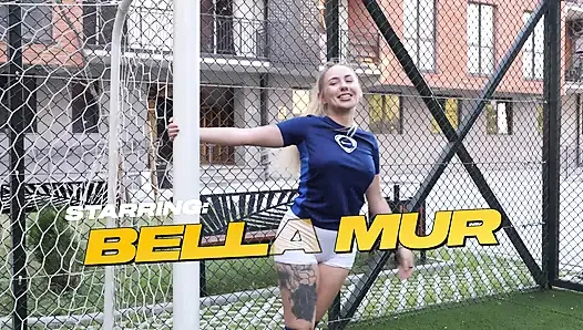 Bella mur dan teman-temannya menghibur pemain sepak bola yang terluka dalam mimpinya yang basah