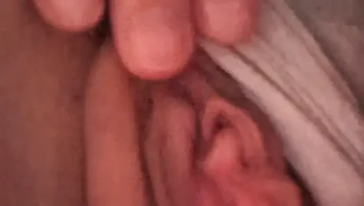 Sinsice doruğa sahip orta yaşlı seksi kadın amcık parmakla tek başına oynuyor