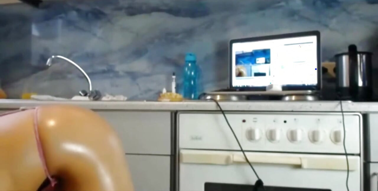 热辣的性感女郎在直播中玩