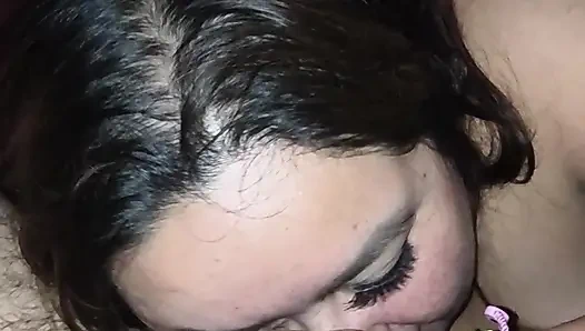 Ehefrau spielt mit sich selbst, während sie schwanz lutscht