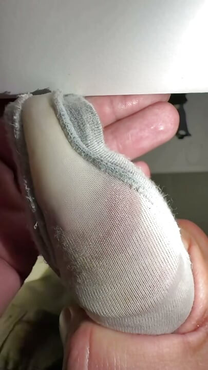 她把湿透的内裤留给我，还温柔地请求我射满它