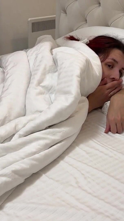 لقد قبضت على ابنة زوجتي بعد الاستمناء ، عندما كانت تستريح وعلمتها كيفية القيام بذلك | مقطع 2