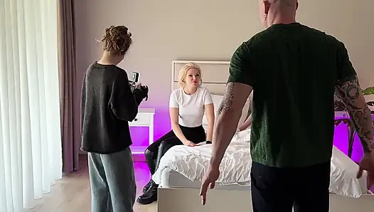 Hinter den Kulissen: Blondine leckt Muschi, während sie von ihrem tätowierten Liebhaber gefickt wird