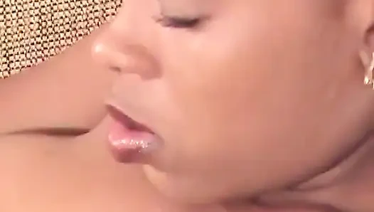 Она обожает играть с игрушками и сосать член