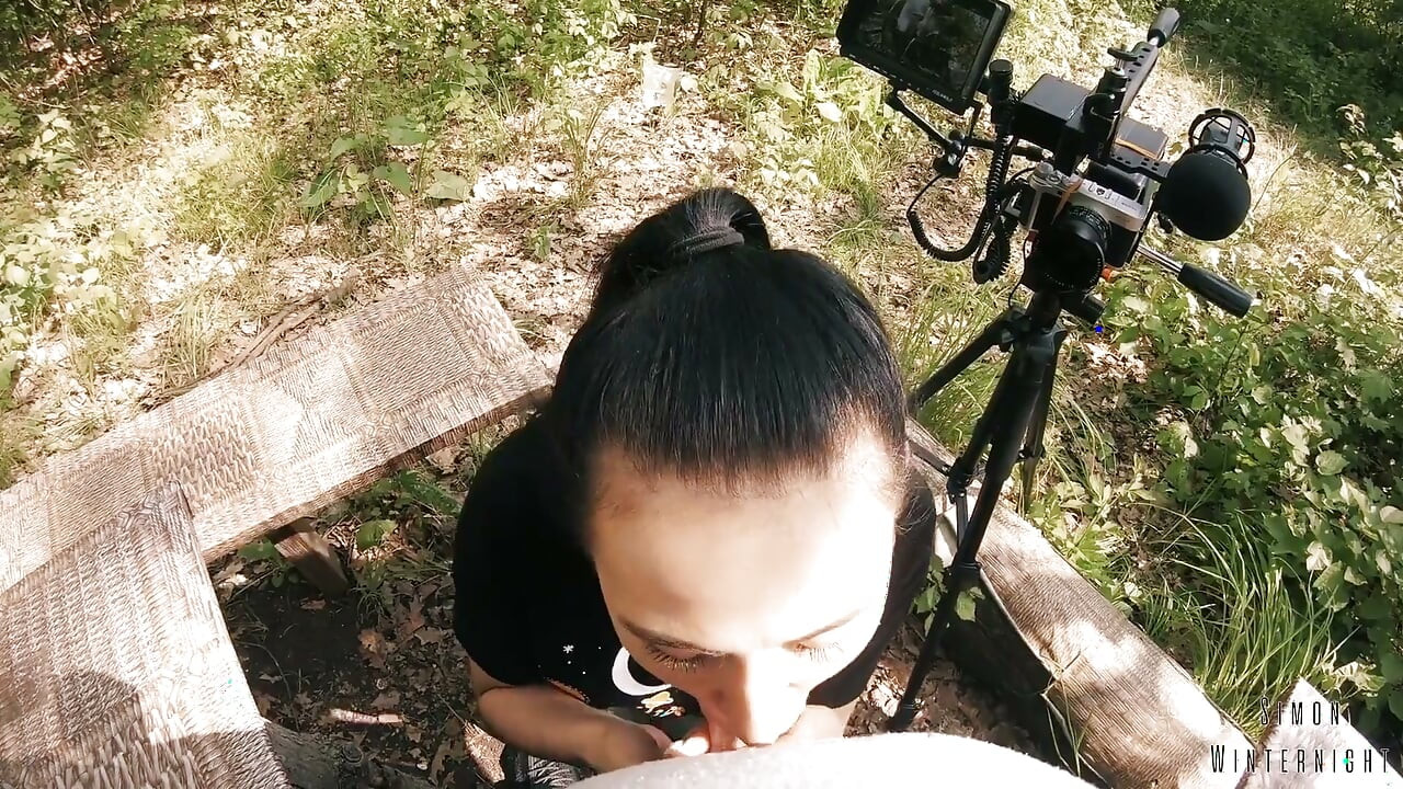 Black Lynn me chupa y traga mi semen - mamada al aire libre filmando en el backstage - en primer plano
