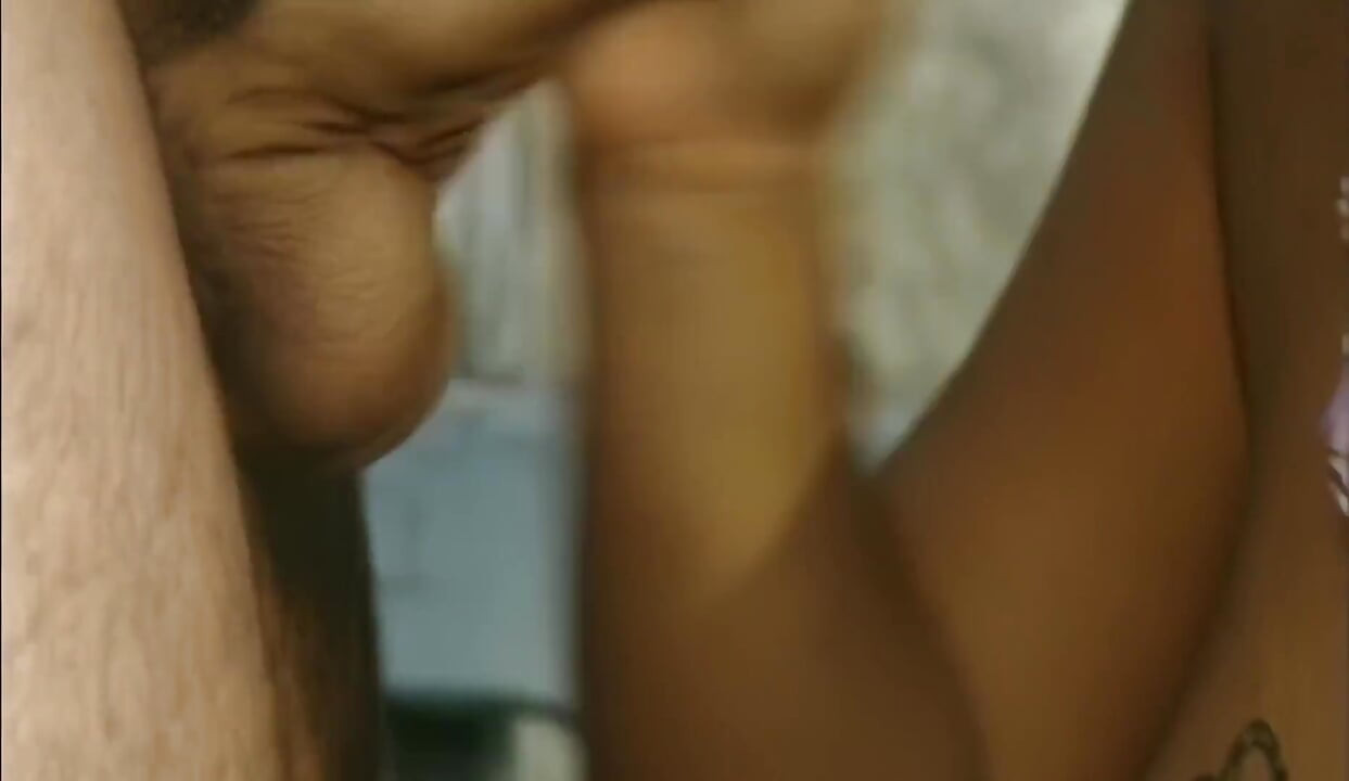O mamă sexy brunetă nesătulă are parte de o pulă de cowboy sălbatică în aer liber