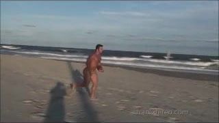 Jock football sur la plage