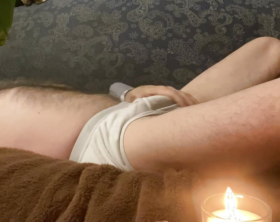Pantalones blancos para hombres a la luz de las velas