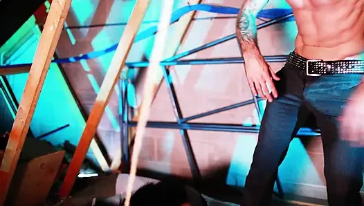 Горячая курица сидит на огромном члене