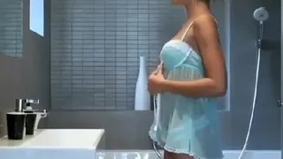 Menina em uma boneca tira roupa antes do banho