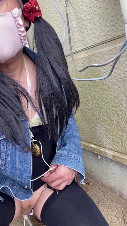 No133 Walking without panties and hidden masturbation at a neighbor's house | Clip 1