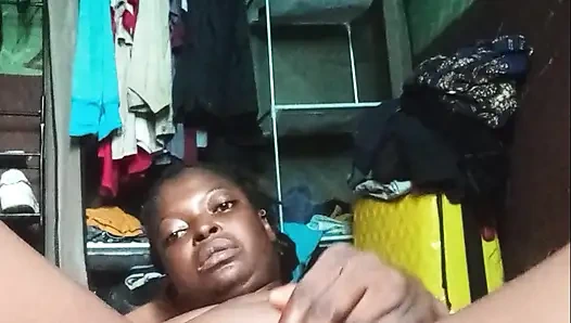 Cool Reels si cewek sange ini lagi asik masturbasi live sambil pamer tubuh aduhainya